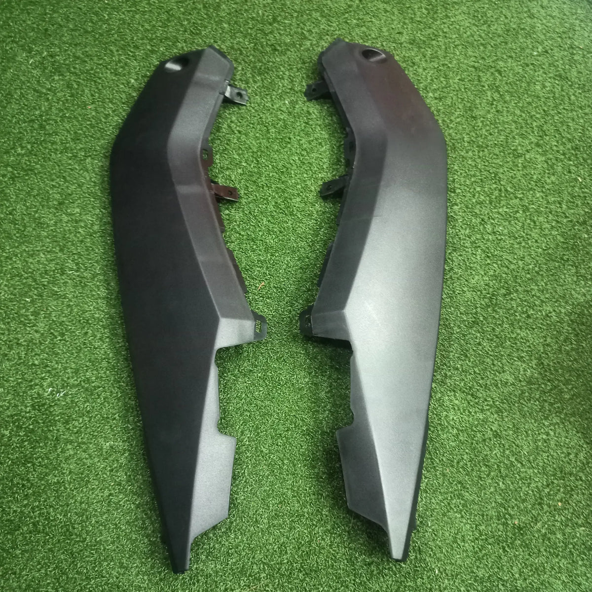 DUKE 200 390 125R&L LOWER SEAT COWL JG181206/JG181205
